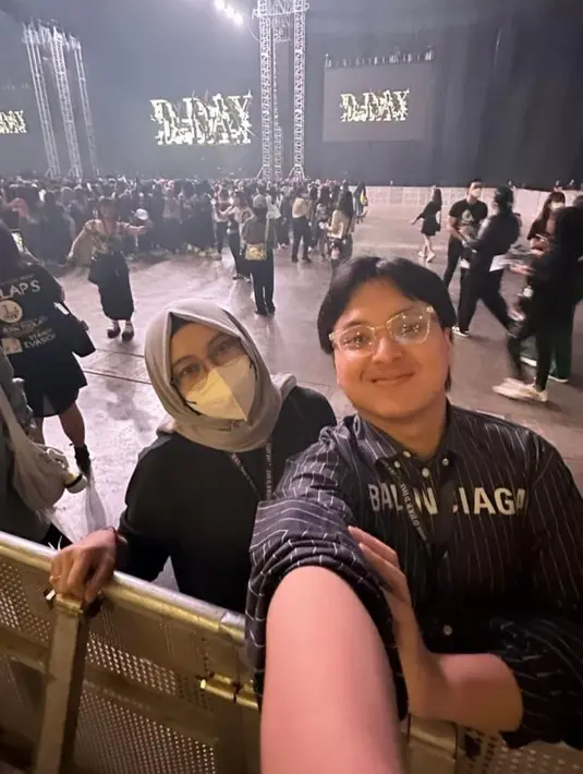 Penyanyi sekaligus anak Yovie Widianto, Arsy Widianto tampil mengenakan kemeja Balenciaga warna hitam.