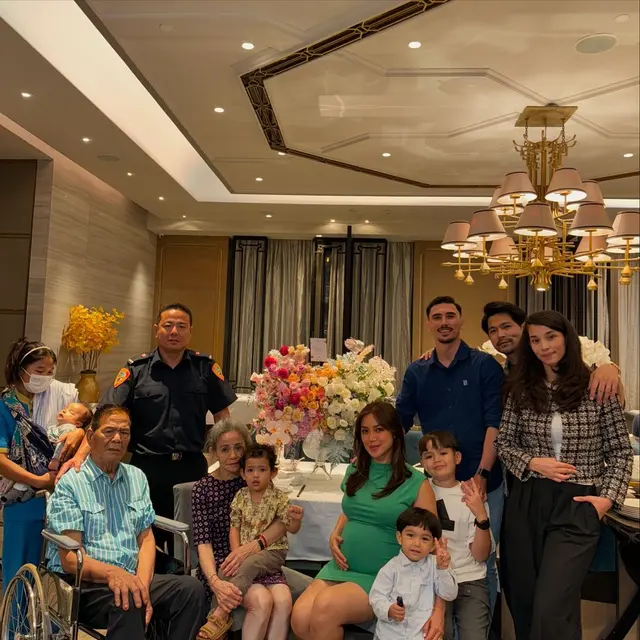 7 Momen Jessica Iskandar rayakan ulang tahun ibunya ke-69, kecantikan sang ibu bikin terkesima