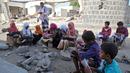 Anak-anak Yaman menghadiri kelas di luar ruangan sebuah sekolah yang rusak parah pada hari pertama tahun ajaran baru di provinsi barat Yaman yang dilanda perang Hodeida, Senin (17/10/2022). UNICEF memperkirakan bahwa lebih dari dua juta anak telah putus sekolah di Yaman, peningkatan hampir setengah juta sejak perang pecah pada 2015. (Foto oleh Khaled ZIAD / AFP).