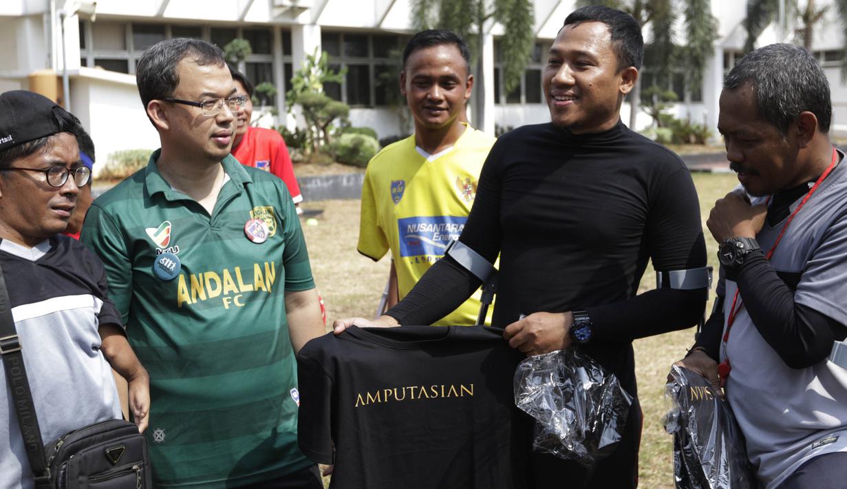 Calon Ketum PSSI, Vijaya Fitriyasa, mendapat kenangan dari Tim Garuda INAF yang merupakan pesepak bola amputan di Lapangan R.S Suyoto, Jakarta, Sabtu (12/10). Kunjungan ini dilakukan untuk memberi dukungan kepada Tim Garuda INAF jelang Piala Asia Amputee Football 2020. (Bola.com/Vitalis Yogi Trisna)