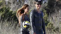 Sensasi Liburan Mario Gotze: Mandi Lumpur Bersama Model Seksi