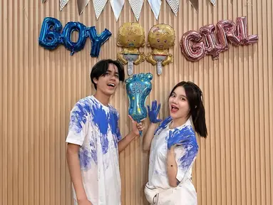 Momen bahagia saat mereka mengadakan acara pengumuman jenis kelamin bayi mereka, di mana dekorasi menunjukkan balon biru bertuliskan "It's a Boy," menandakan bahwa mereka akan menyambut seorang bayi laki-laki.. Meski digelar sederhana, kebahagiaan mereka segera banjir pujian dari netizen lewat kolom komentar. (Liputan6.com/IG/@ewkharis)