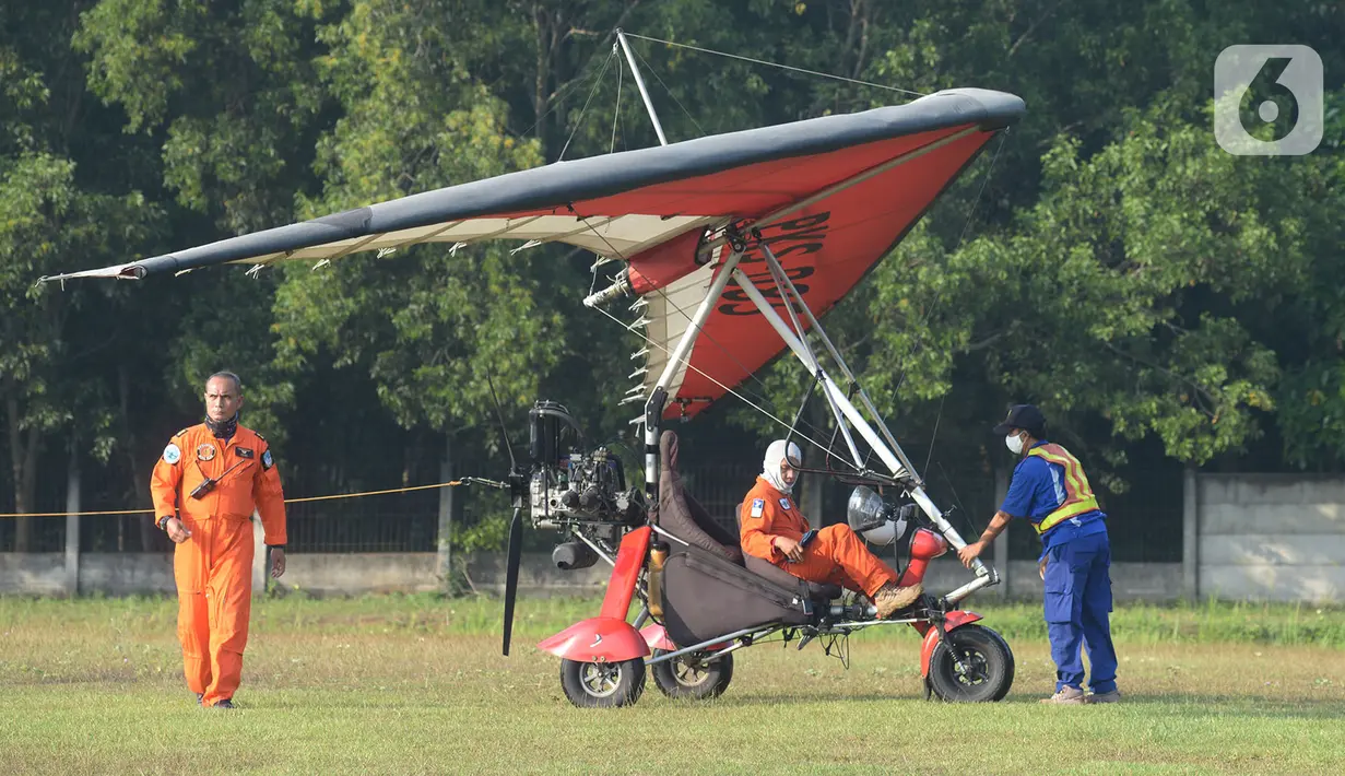 Anggota Federasi Aero Sport Indonesia (FASI) bersiap menerbangkan pesawat Microlight Trike yang membawa spanduk ucapan "Terima kasih tim medis" di kawasan RS darurat penanganan Covid-19 Wisma Atlet Kemayoran, Jakarta, Sabtu (20/6/2020). (merdeka.com/Iqbal S Nugroho)