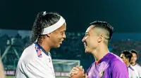 Ronaldinho dan Arthur Irawan di trofeo Meet the Star. (Twitter Persik Kediri).
