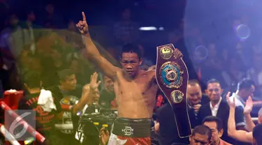 Petinju Indonesia Daud Yordan membawa sabuk juara tinju WBO (The World Boxing Organization) Asia-Pacific dan Africa usai mengalahkan Petinju Jepang Yoshitaka Kato di Balai Sarbini, Jakarta, Jumat (5/2). (Liputan6.com/Johan Tallo)