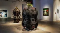 Patung sonik bertajuk The Hybrid Intermediates - Flourishing Electrophorus Duo karya seniman Korsel Haegue Yang ditampilkan di Singapore Biennale 2022. (dok. Singapore Art Museum)