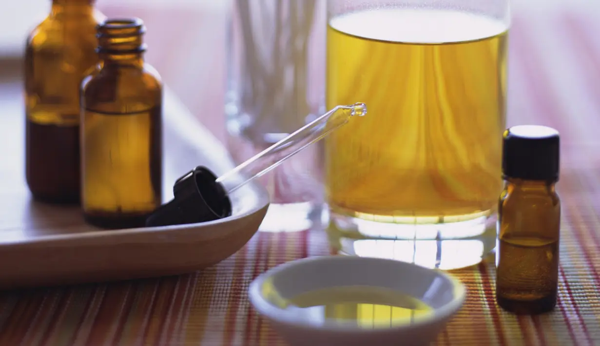 Udara yang segar dan fresh dapat membuat pernapasan yang kekurangan oksigen lebih rileks. Untuk itu, Anda dapat mengoleskan minyak lavender pada bagian kepala yang sakit. (huffingtonpost.com)