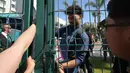 Bek Iran, Danial Iri, memberikan tanda tangan untuk para penggemar di luar Hotel Marriott sebelum berangkat untuk sesi latihan di Tijuana, Meksiko, pada 10 Juni 2026, menjelang turnamen sepak bola Piala Dunia FIFA 2026. (Guillermo Arias/AFP)
