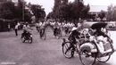Perempatan Panggung Jebres sekitar tahun 1970an masih banyak sepeda dan becak berlalu lalang. (Source: Twitter/@potret lawas)
