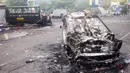 Terdapat 13 unit kendaraan polisi yang dilaporkan dirusak dan dibakar oleh oknum-oknum suporter. (AFP/Putri)