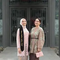 Shandy Aulia Tampil Stunning di Wisuda Keponakan. [@shandyaulia]