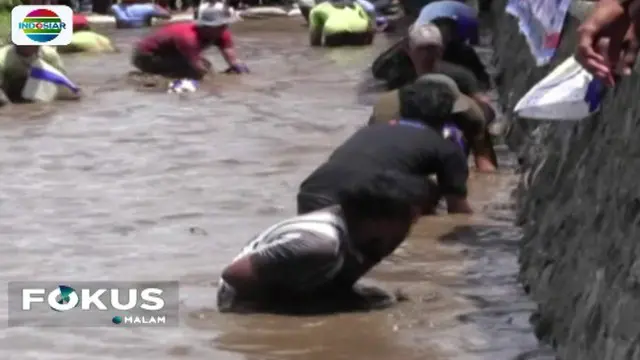 Puluhan warga langsung turun ke kolam setelah panitia melepas tiga kuintal ikan lele di Desa Sukosari, Kecamatan Jatiroto, Lumajang.