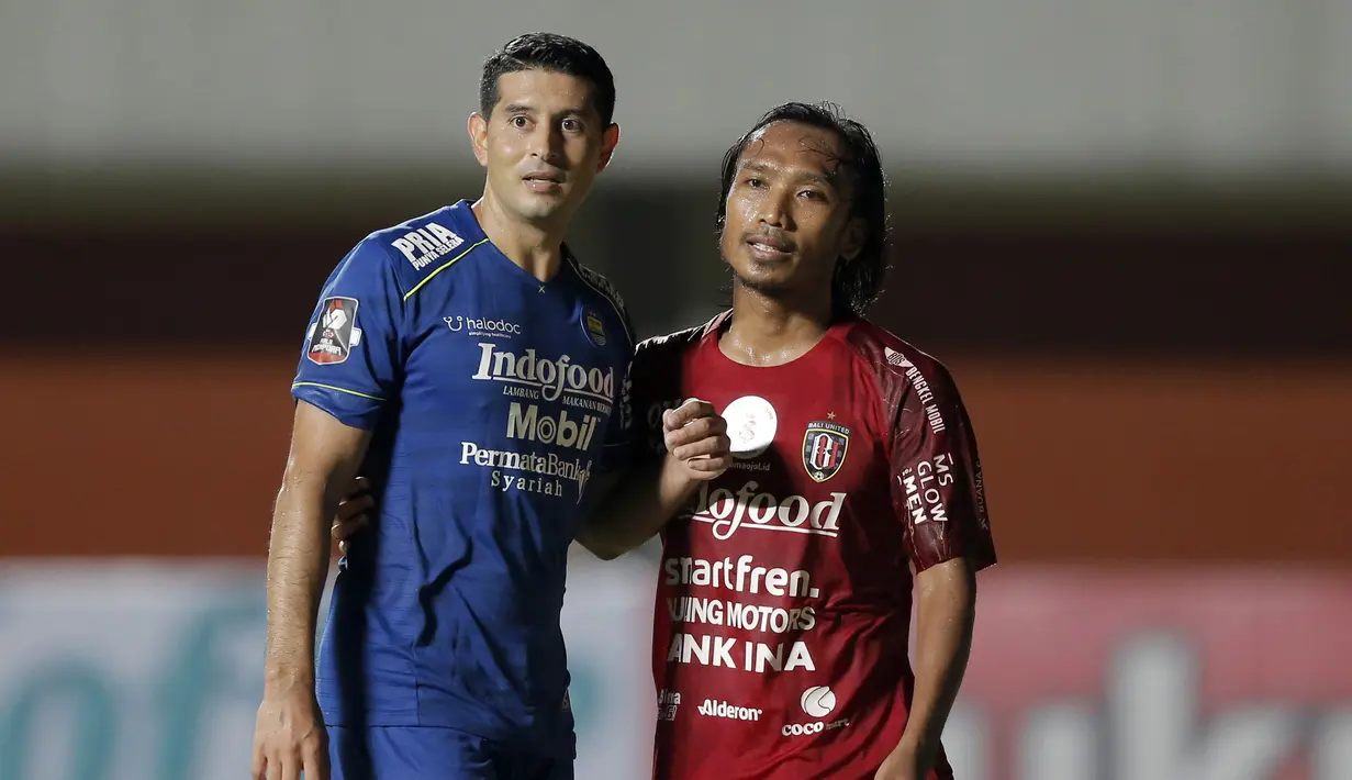 Gelandang Bali United, Hariono (kanan) terus mengawal mantan rekannya di Persib Bandung, gelandang Esteban Vizcarra dalam laga Grup D Piala Menpora 2021 di Stadion Maguwoharjo, Sleman. Rabu (24/3/2021). Bali United bermain Imbang 1-1 dengan Persib. (Bola.com/Arief Bagus)