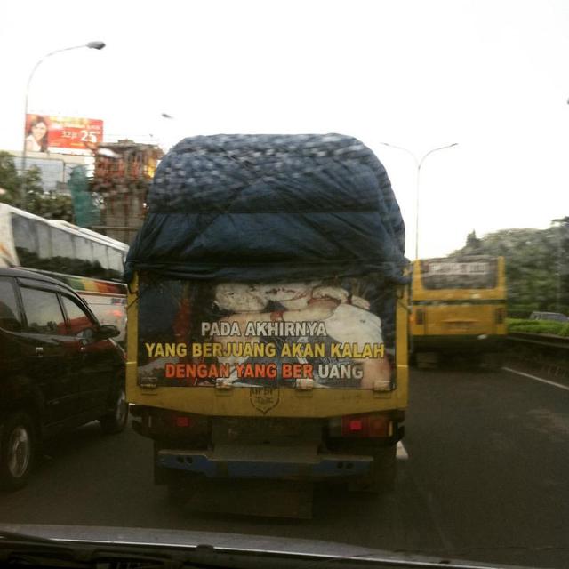 Tulisan Penuh Makna di Belakang Mobil Ini Bikin Cengar Cengir