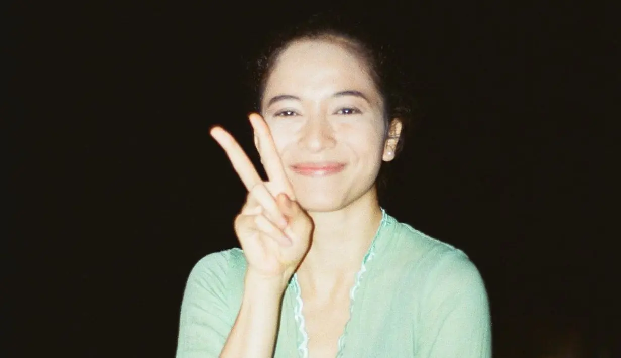 Putri Marino kembali terlihat mengenakan kebaya, kali ini berwarna hijau muda yang cantik. [Foto: Instagram/putrimarino]