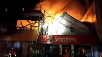 Kebakaran melanda toko di Bogor Jawa Barat, Minggu (31/5/2020). Seluruh isi toko tersebut hangus dilalap api. (Liputan6.com/Achmad Sudarno)