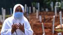 Keluarga koban Covid-19 berdoa saat pemakaman di TPU Pondok Ranggon, Jakarta Senin (7/9/2020). Petugas pemakaman mengatakan terjadi lonjakan jenazah yang terjadi dalam satu bulan lebih terakhir dengan  memakamkan lebih  30 jenazah dalam satu hari. (merdeka.com/Arie Basuki)