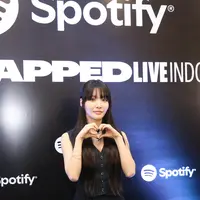 Penampilan Chung Ha di black carpet langsung menjadi sorotan berkat gaya semi formalnya yang memadukan kesederhanaan dan elegansi. [Dok/KLY/Budy Santoso].