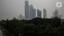 Deretan gedung bertingkat tersamar kabut polusi udara di Jakarta, Selasa (20/4/2021). Berdasarkan data "World Air Quality Index" pada Selasa (20/4) pukul 10.00 WIB tingkat polusi udara di Jakarta menunjukkan kualitas udara di Ibu Kota termasuk kategori tidak sehat.  (Liputan6.com/Johan Tallo)