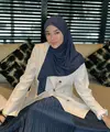 Clara Shinta kerap tampil percaya diri mengenakan kerudung hitam. Seperti ia memadukannya dengan blazer beige dan rok panjang plisket. [@clarashintareal]