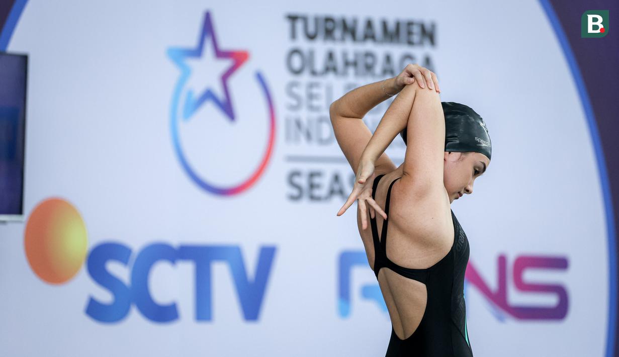 Selebritas Indonesia, Caitlin Halderman melakukan pemanasan sebelum berkompetisi dalam cabang olahraga renang nomor gaya bebas 50 meter putri Turnamen Olahraga Selebriti Indonesia (TOSI) Season 3 yang berlangsung di PPOP Ragunan, Jakarta Selatan, Sabtu (19/10/2024). (Bola.com/Bagaskara Lazuardi)