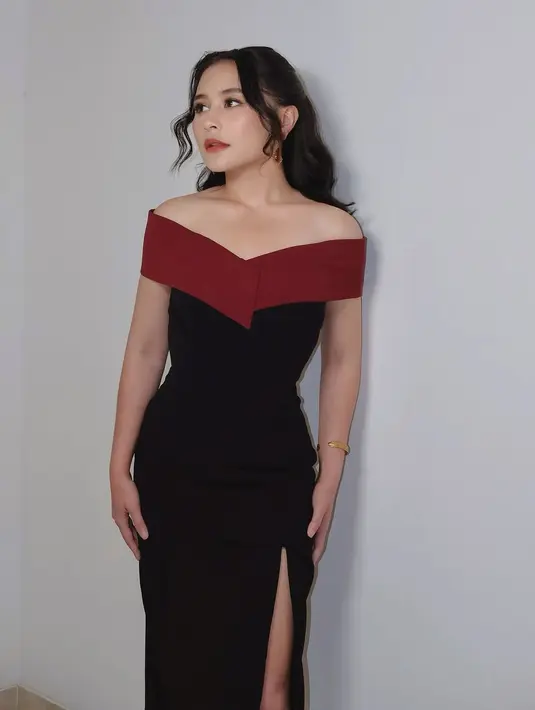 Prilly Latuconsina tampil anggun kenakan dress off shoulder merah hitam dengan potongan slit. Bikin tubuh petite Prilly terlihat lebih jenjang [@prillylatuconsina96]