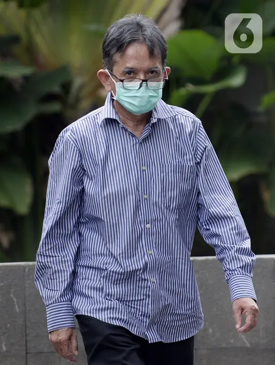 Mantan Direktur Utama PT Dirgantara Indonesia (Persero) atau PTDI Budi Santoso mendatangi Gedung KPK, Jakarta, Jumat (5/6/2020). Budi menjalani pemeriksaan penyidik KPK sebagai tersangka terkait dugaan korupsi penjualan dan pemasaran pesawat pada PTDI pada tahun 2007-2017. (merdeka.com/Dwi Narwoko)