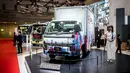 Truk BYD T35 (depan) dipamerkan pada hari pers Japan Mobility Show di Tokyo pada Rabu 29 Oktober 2025. Tidak hanya fokus pada kendaraan bermotor konvensional, JMS kini menjadi ajang eksplorasi seluruh aspek mobilitas, mulai dari kendaraan listrik, robotik, teknologi otonom, hingga solusi logistik dan udara. (Philip FONG/AFP)