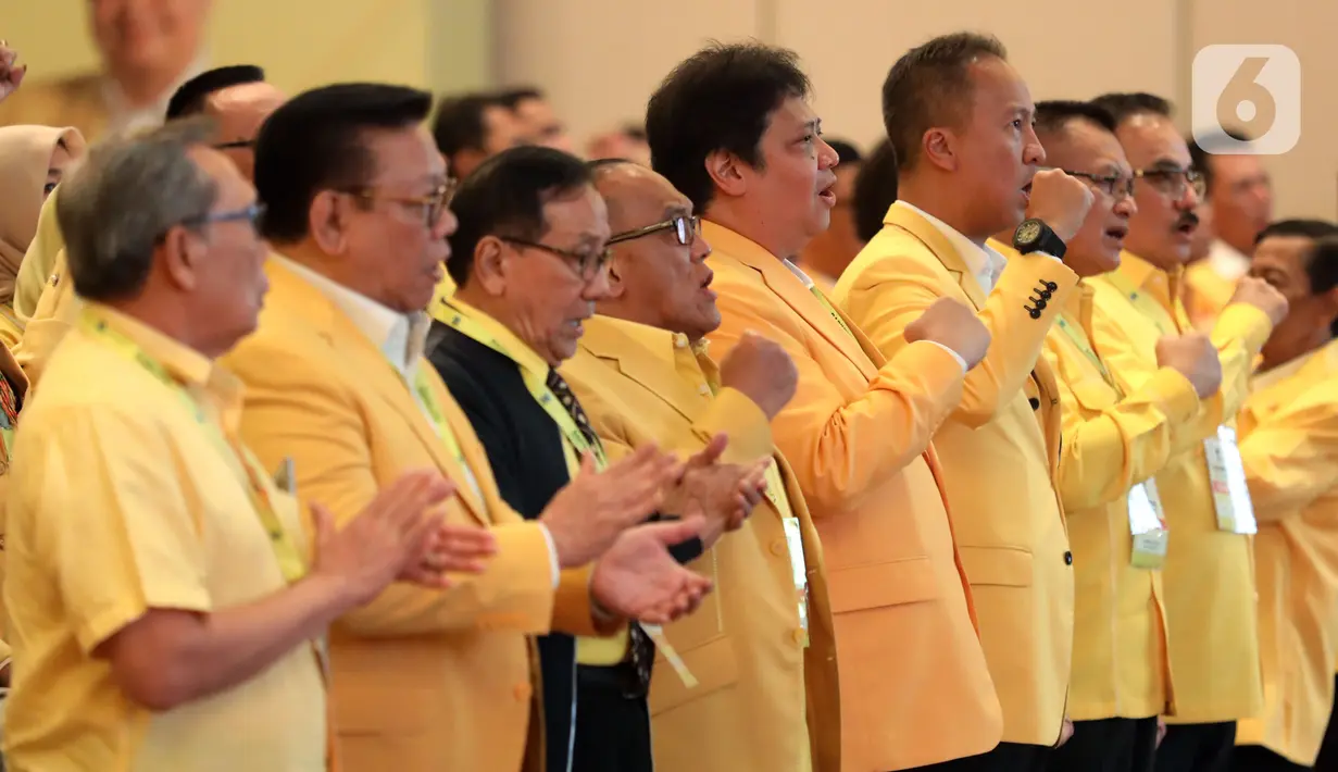 Ketum DPP Golkar Airlangga Hartarto (tengah) saat Rapimnas Partai Golkar di Kawasan Kuningan, Jakarta Selatan, Kamis (14/11/2019). Rapimnas ini rencananya untuk membicarakan persiapan musyawarah nasional 2019 di awal bulan Desember. (Liputan6.com/Johan Tallo)