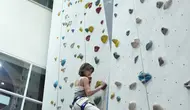 Potret Sabrina Chairunnisa Coba Tantangan Wall Climbing