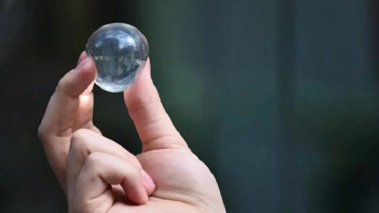 Ooho Water Bomb, Cara Baru Menghemat Botol Plastik