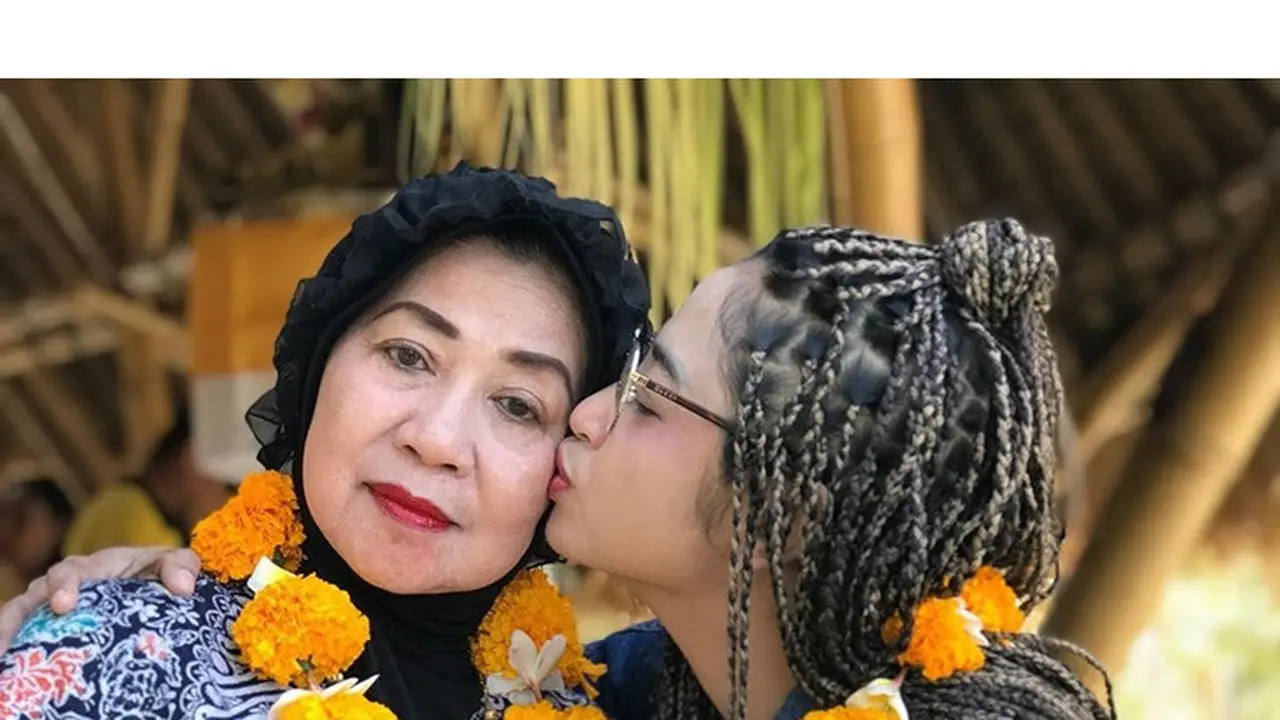 5 Selebriti Ini Beri Kado Berlian untuk Ibundanya
