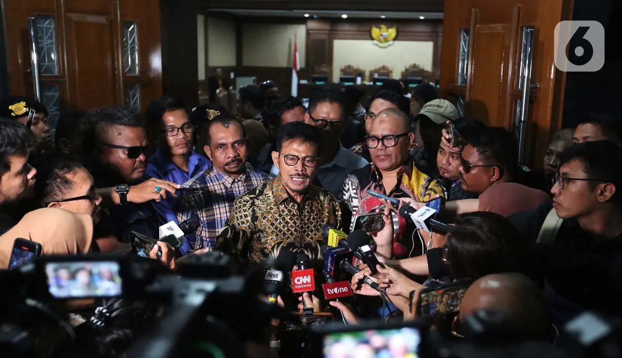 JPU pada KPK mendakwa Syahrul Yasin Limpo melanggar Pasal 12 huruf e atau huruf f atau Pasal 12B juncto Pasal 18 Undang-Undang Pemberantasan Tindak Pidana Korupsi juncto Pasal 55 ayat 1 ke-1 KUHP juncto Pasal 64 ayat 1 KUHP. (Liputan6.com/Angga Yuniar)