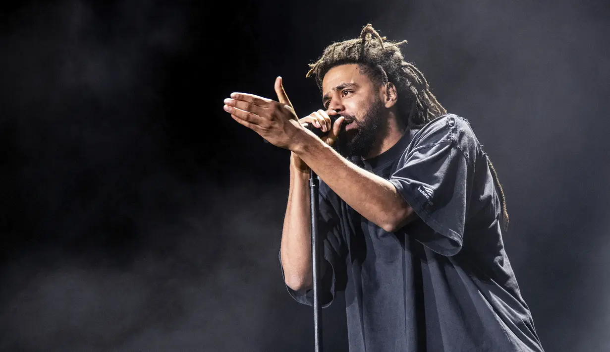 J. Cole tampil pada hari ketiga Festival Musik Lollapalooza di Grant Park, Chicago, Amerika Serikat, 30 Juli 2022. Hampir 100 ribu orang dari seluruh dunia datang ke Festival Musik Lollapalooza 2022 yang menjadi salah satu festival musik terbesar di Amerika Serikat. (Photo by Amy Harris/Invision/AP)