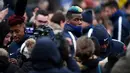 Gelandang timnas Prancis Paul Pogba berada di kerumuni penggemar sebelum mengikuti sesi latihan di Clairefontaine-en-Yvelines, Paris (19/3). (AFP Photo/Franck Fife)