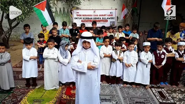 Puluhan anak yatim di Gaza menggelar Salat Gaib bagi korban gempa Palu dan Donggala. Mereka meminta kepada yang kuasa agar gempa yang tengah menimpa Indonesia segera berakhir.