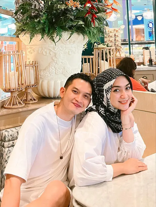 <p>Gaya kasual yang tetap chic dengan koordinasi warna putih. Ciki, sapaan akrabnya memakai blus putih dan hijab motif hitam, sementara Rezky memakai kaus putih. [IG: @citraciki]</p>