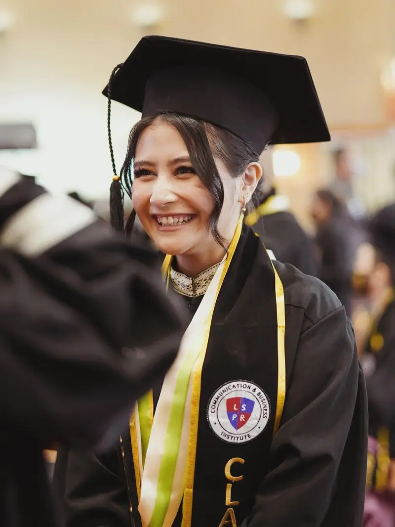 7 Momen Prilly Latuconsina Wisuda, Jadi Lulusan Terbaik