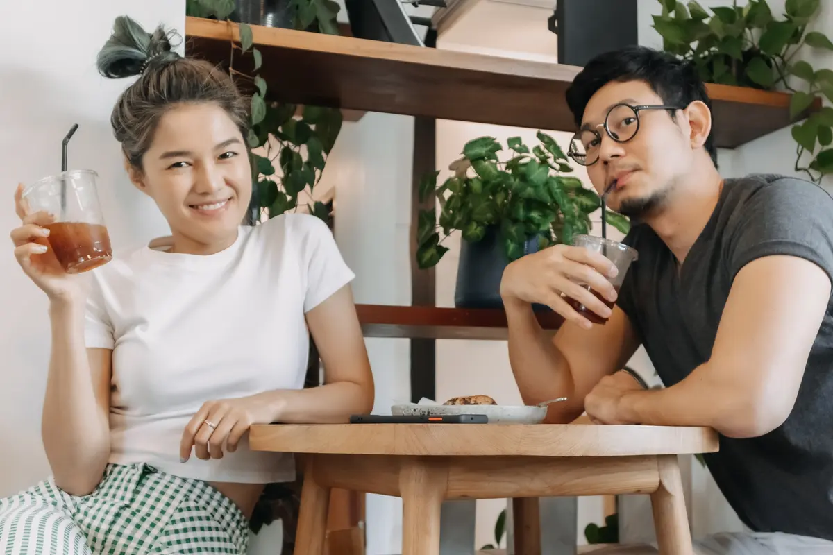 perempuan dan pasangan 1 juli kompak tertawa