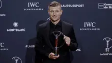 Mantan gelandang asal Jerman yang pernah membela Real Madrid, Toni Kroos, berpose dengan penghargaan *Best Inspirational Sportsman* (Olahragawan Paling Inspiratif) dalam acara gala Laureus World Sports Awards ke-27 di Madrid pada 20 April 2026. (Oscar DEL POZO/AFP)