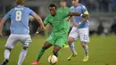 Pemain St Etienne Jean-Christophe Bahebeck (C) dikepung pemain Lazio dalam Laga Liga Europa UEFA antara Lazio vs Saint Etienne di Stadion Olympic Roma, Jumat(2/10/2015). Lazio menang tipis 3-2. AFP Photo / Andreas Solaro