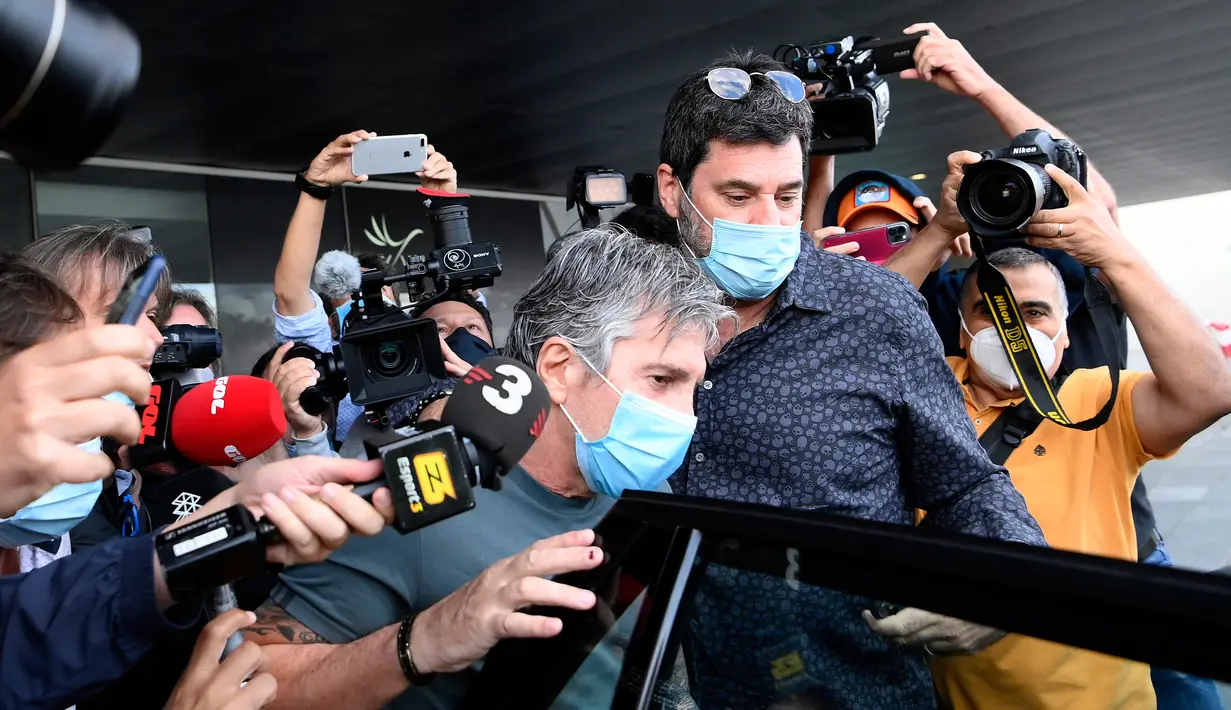 Ayah dan agen Lionel Messi, Jorge Messi, tiba di bandara Barcelona pada Rabu (2/9/2020). Menggunakan jet pribadi, Jorge Messi akan menemui presiden klub Barcelona Josep Maria Bartomeu untuk membahas konflik kontrak Lionel Messi. (Photo by LLUIS GENE / AFP)