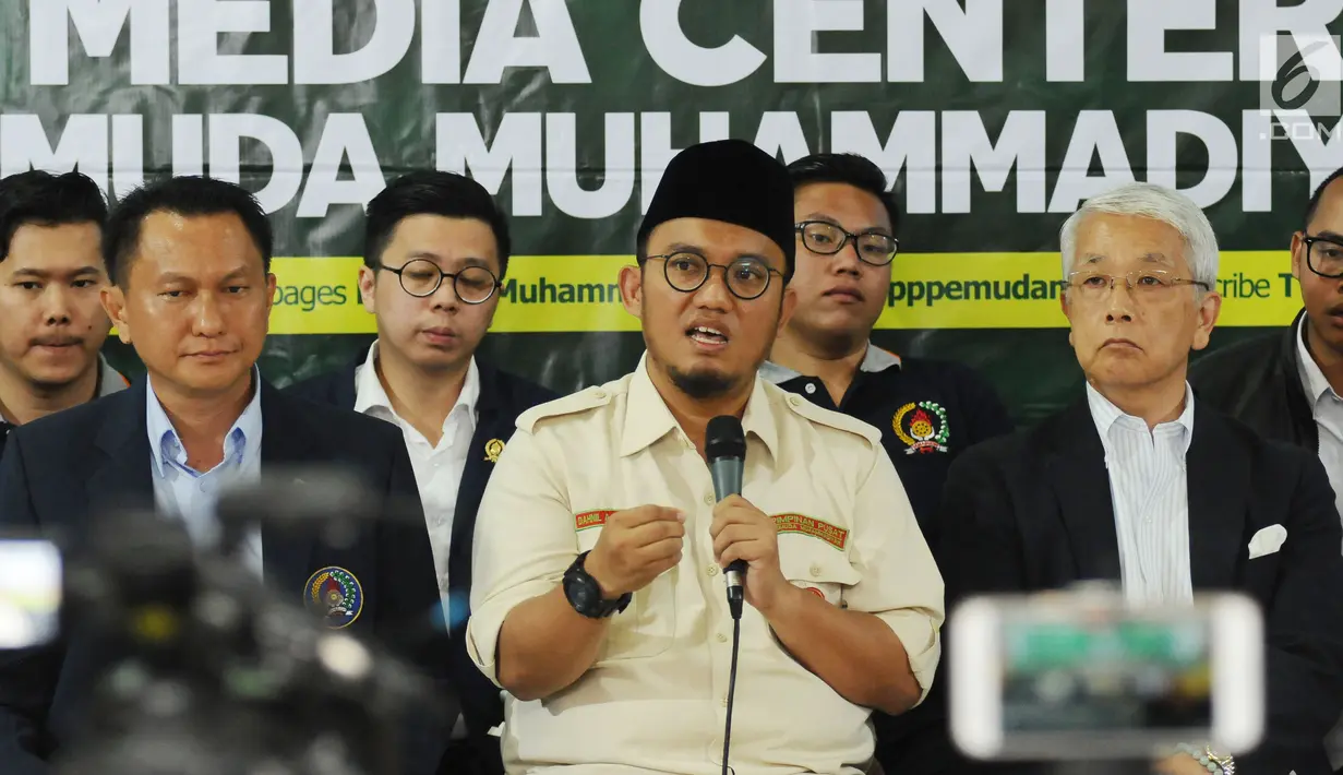 Ketum PP Pemuda Muhammadiyah, Dahnil Anzar Simanjuntak (tengah) bersama tokoh pemuda lintas agama saat memberi keterangan di Jakarta, Selasa (5/9). Mereka mengeluarkan pernyataan sikap terkait Rohingya . (Liputan6.com/Helmi Fithriansyah)