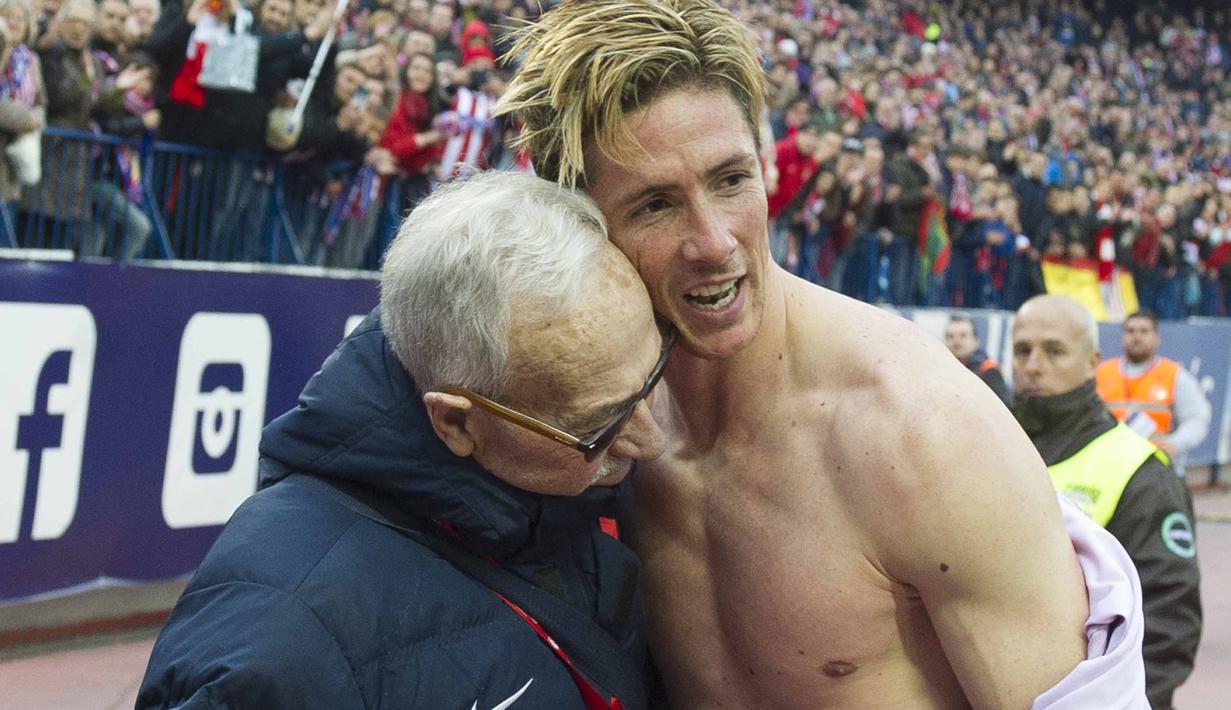  Fernando Torres memeluk pendiri kampus sepak bola Atletico Madrid, Manuel Brinas usai menang atas SD Eibar pada Lanjutan La Liga Spanyol di Stadion Vicente Calderon, Sabtu (6/2/2016). (AFP/Curto De La Torre)