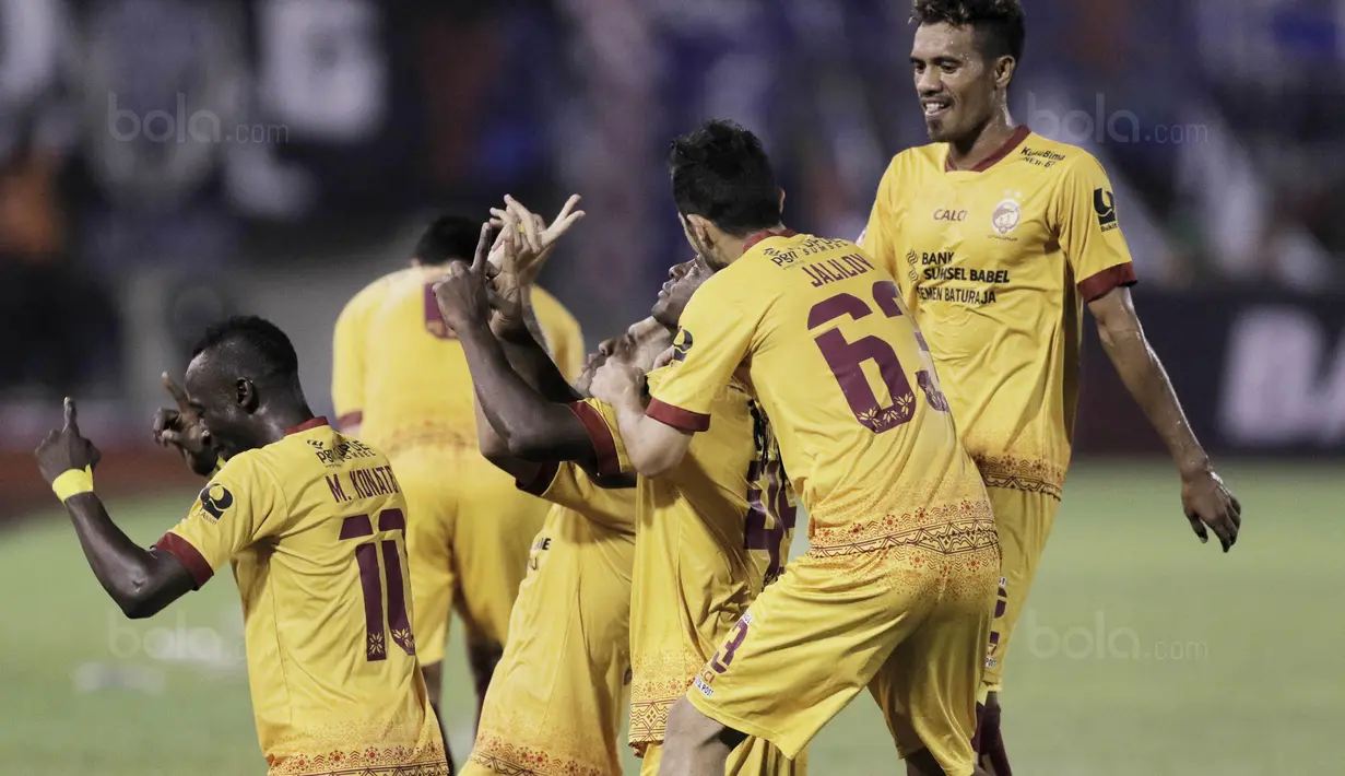 Para pemain Sriwijaya FC merayakan gol yang dicetak oleh Bio Paulin ke gawang Arema FC pada laga perempat final Piala Presiden di Stadion Manahan, Solo, Minggu, (4/2/2018). Sriwjaya FC menang 3-1 atas Arema FC. (Bola.com/M Iqbal Ichsan)