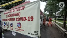 Petugas PPSU membersihkan lingkungan saat pemberlakuan karantina wilayah skala kecil atau mini lockdown di RT 011 RW 009, Kelurahan Kayu Putih, Pulogadung, Jakarta Timur, Minggu (6/6/2021). Kelurahan Kayu Putih memberlakukan mini lockdown di wilayah RT 011 RW 009. (merdeka.com/Iqbal S. Nugroho)