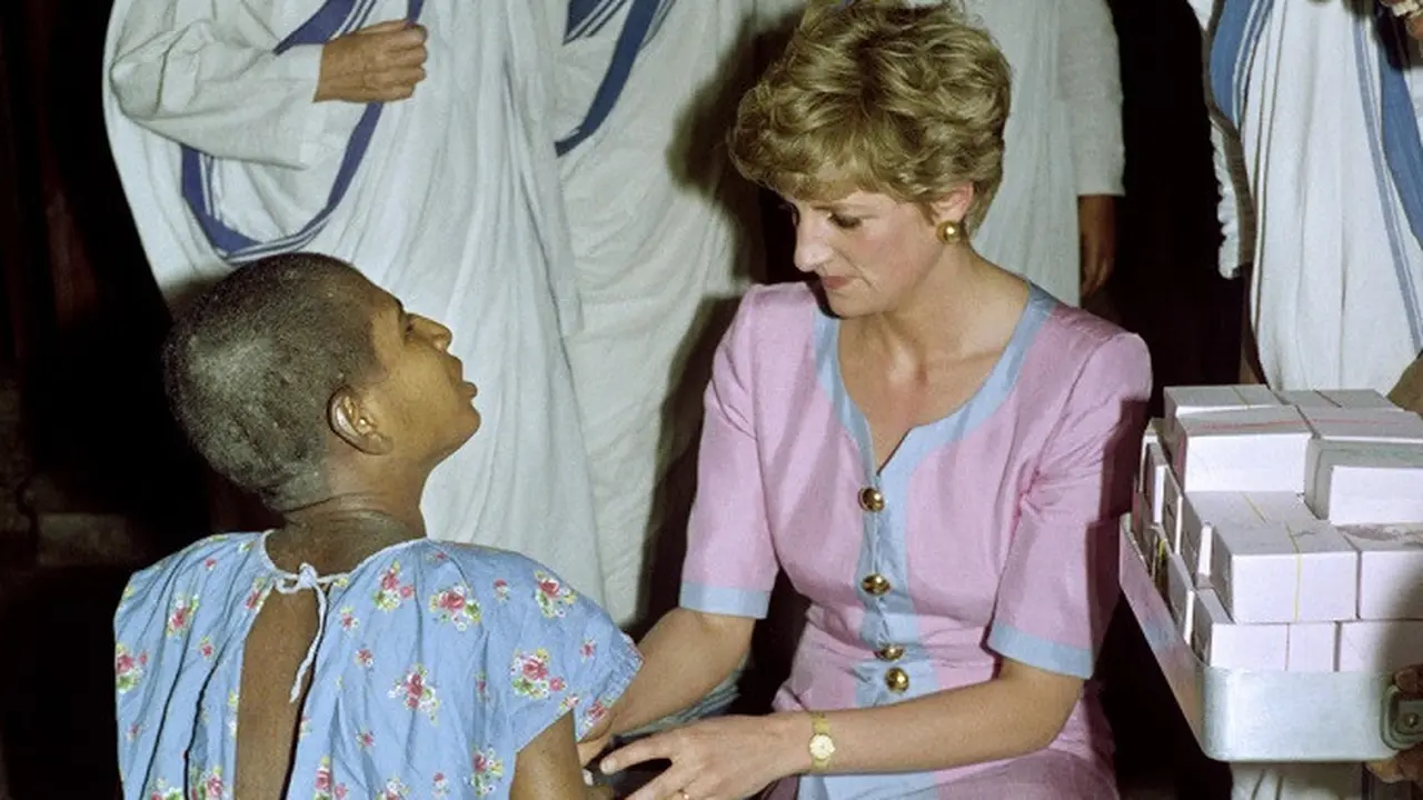 Putri Diana tengah berbincang dengan pasien di Kalkuta, India kala mengunjungi Bunda Theresa (AFP)