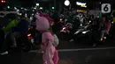 Warkuatno (41) bersama anak sulungnya, Bunga (9) berjalan kaki di pinggir Jalan Raya Fatmawati, Jakarta, Rabu (6/1/2021). Mantan sopir Metromini 75 ini menjadi badut keliling sejak bulan Maret lalu, tak lama setelah kasus corona COVID-19 terdeteksi di Indonesia. (Liputan6.com/Faizal Fanani)