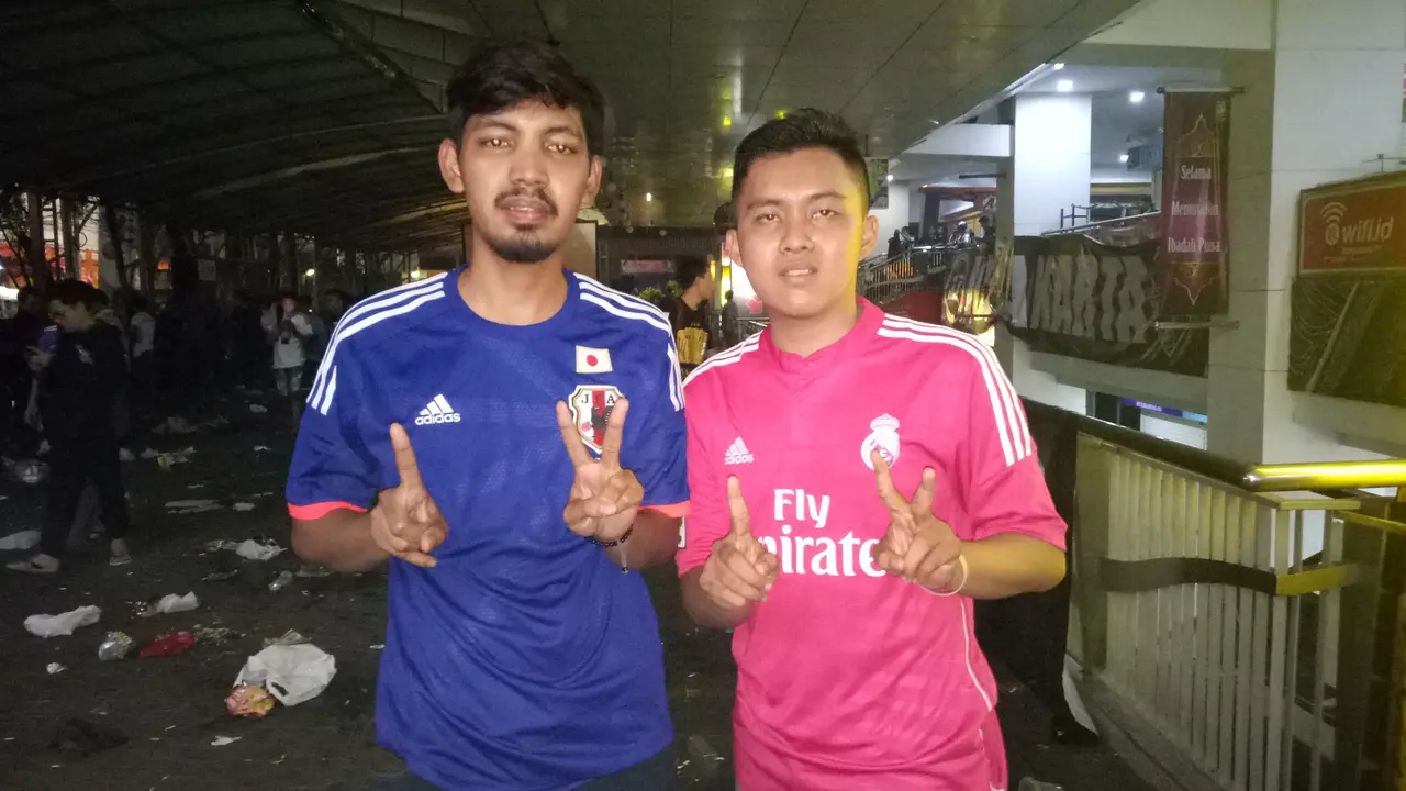 Galuh (kiri), pendukung Real Madrid.