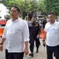 Wakil Wali Kota Surabaya Whisnu Sakti Buana memantau kondisi Jalan Raya Gubeng yang ambles. (Liputan6.com/ Dian Kurniawan)